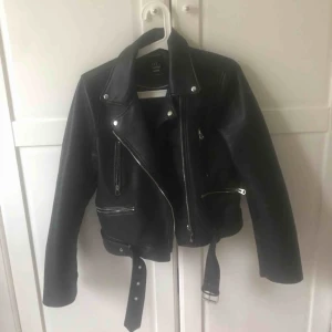  - Säljer min superfina skinnjacka från Zara!! Använd ganska så mycket men i fint skick. Frakt ingår i priset!!🥰🥰💞💞