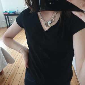 Svart tshirt - Säljer min svarta v ringade tshirt från vilan. Den är i svag mocka immation vilket gör den så mycket coolare👍💓