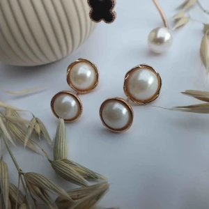  - Ett set med pärlörhängen. Ett par större och ett par mindre. Super fina och såklart oanvända. Vi står för frakten! Hör av dig om du är intresserad! :)