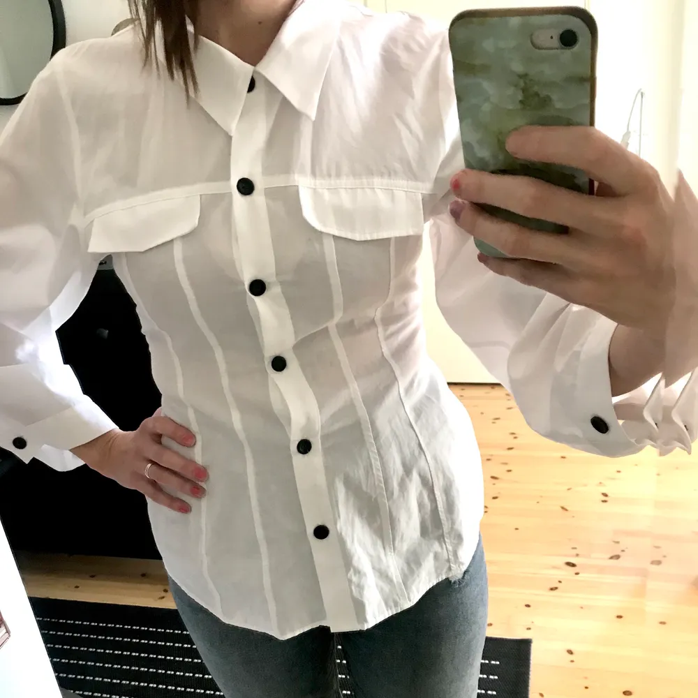 En snygg figursydd skjorta från Zara TRF. Snygga detaljer som svarta knappar samt ballongärmar. Är i väldigt fint skick. Fraktkostnad 44kr Postnord . Skjortor.
