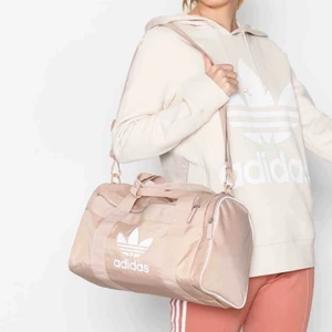 Adidas väska  - Väska från adidas, den är sparsamt använd, lite smutsig. Går att tvätta bort! Har dock ej ork eller tid för det själv då jag ej använder den.   Kan skicka bilder vid intresse  Kan fraktas 