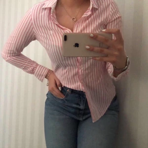 Gullig randig skjorta! - En jättesöt skjorta med rosa ränder och prickar innanför ärmen från Ginatricot! Blusen går att matcha till allt från med ”Classy” stil till trendig stil! Köparen står för frakten eller hämtar i Motala :)