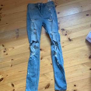 Ett par skitsnygga hollister jeans med slitningar som tyvärr blivit för små. Endast använt fåtal ggr och är princip i nyskick. Är i storlek W 23 men stor i storleken o skulle säga att dom passar nån med storlek 34 ❤️ Köpta för 500kr