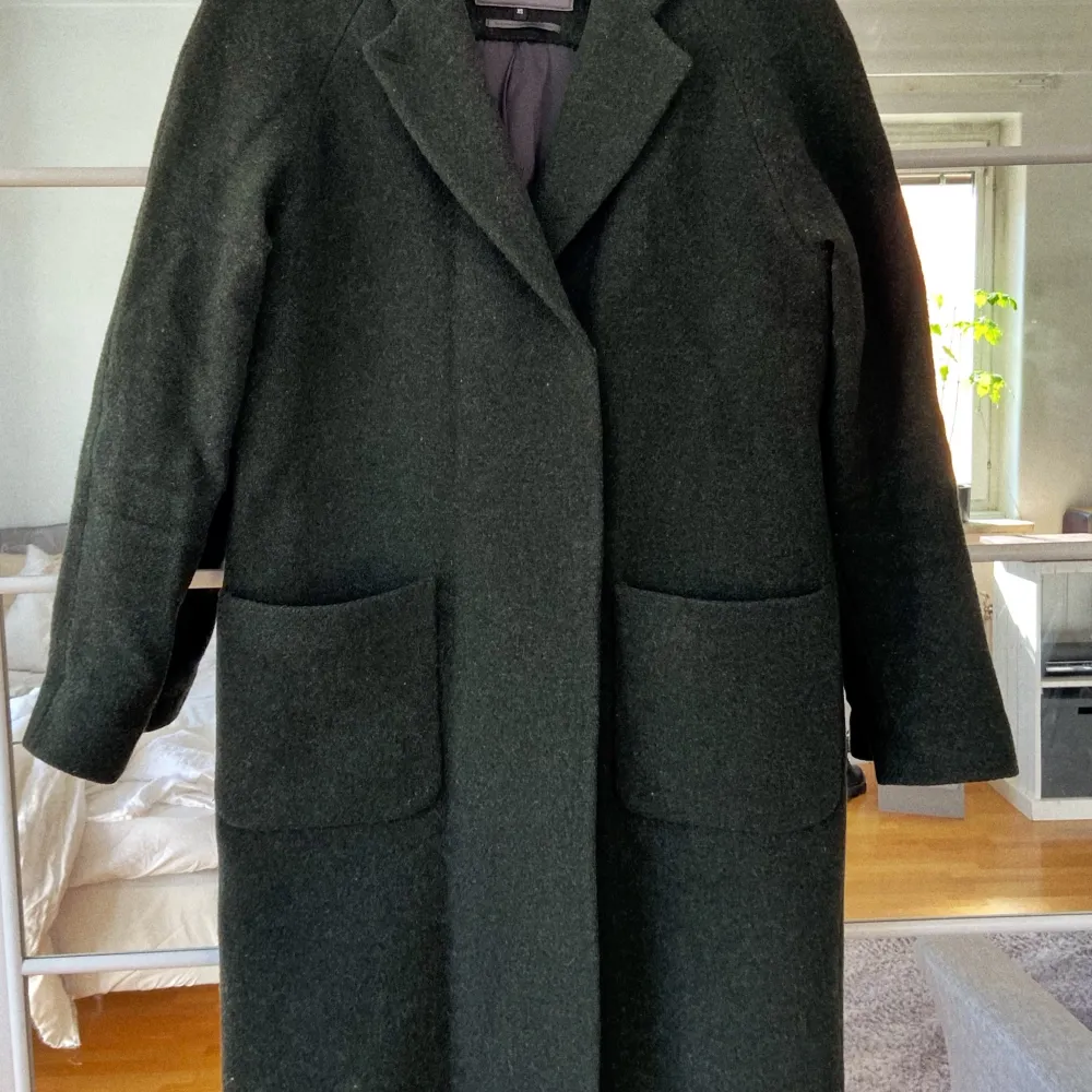 Säljer min mörkgröna kappa från Brixtol ! Köptes på Grandpa i Göteborg, hösten 2017 dock bara använd sparsamt under höst och vinter säsongerna efter det. Bra skick då jag sett över den och tagit hand om den.  Nypris: 3500kr. Jackor.