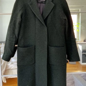 Wool-coat från Brixtol ! - Säljer min mörkgröna kappa från Brixtol ! Köptes på Grandpa i Göteborg, hösten 2017 dock bara använd sparsamt under höst och vinter säsongerna efter det. Bra skick då jag sett över den och tagit hand om den.  Nypris: 3500kr