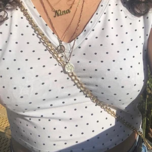 Prickig Crop Topp ☁️ - Väldigt söt prickig  crop topp från H&M . Använd endast ett par gånger och säljer då den inte längre kommer till användning . Perfekt nu till sommaren !🥰✨