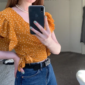 Topp - Jättesöt topp från Schein som är använd 1 gång. Står ingen storlek men jag är själv en S. Väldigt v-ringad. 130kr inkl frakt:)