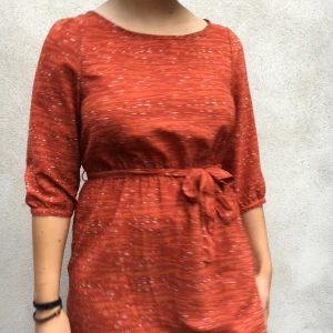 Orange klänning  - Bilden talar. Den e Najs. Men lite för kort för mig :,(