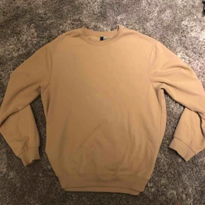  - Beige sweatshirt i skönt material. 