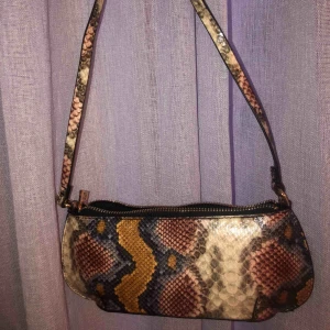  - Lite mindre axelväska i ormskinn, nyskick!