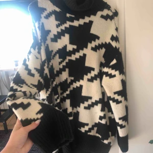  - Frakt tillkommer. Använt tröjan Max 2 grr. Den är från hm och i hundtandsmönster. Så fin och längre i modellen 