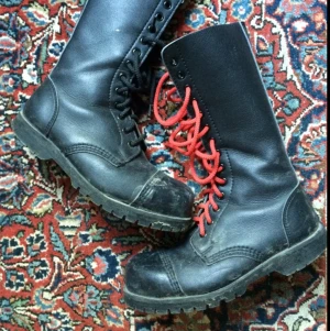  - Underground London kängor med stålhätta. Äkta läder, väldigt lite använda och sulorna är oslitna. Bra grepp! Storlek 37 men jag har 36 och har kunnat använda dem, särskilt på vintern med tjocka sockar. 
Hämtas i Göteborg eller skickas med Schenker. 