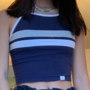 Gulligt linne!! - Super fint linne från pull&bear!! Använd sparsamt!🥰🥰