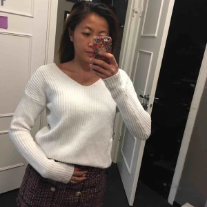  - Mycket fin vit stickad tröja, använd 1 gång, på baksida har den cool design (som sista bilden visar) mycket fin kvalité. 💟, ganska tjock material. 