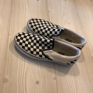 Slip on vans - Säljer mina svart-vit-rutiga slip on vans. Jättefint skick säljer dem pga av att de är för små. Kan mötas i Nacka/Sthlm men fraktar helst (köparen står för frakt)❤️ bara att skriva svarar snabbt!!