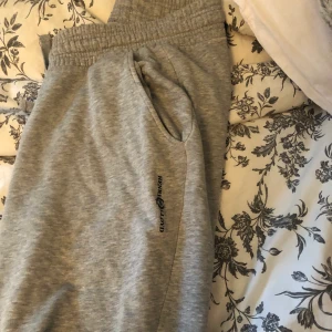 Mjukisbyxor  - Säljer mjukisbyxor i jätte skönt material. Sitter jätte pösigt och löst. Storlek medium men skulle mer säga storlek L,frakt tillkommer 👍🏻