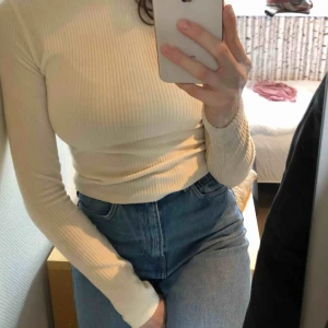  - Mjuk och stretchig tröja med hög krage i manchestermaterial i färgen cremevit ❤️ hör av er för fler bilder