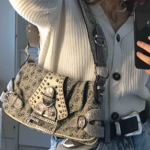  - Säljer en assnygg väska från GUESS (ska vara äkta, men köptes second hand) 200 kr + frakt 🤝