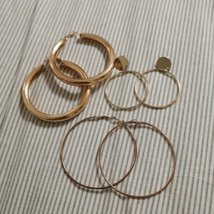 smycken  - fina örhängen! 1 i nyskick, 1 i fint skick och 1 i begagnatskick. alla för 20 kr. 