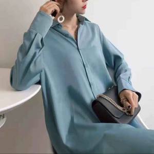  - Skjort klänning som är i bra kvalité. Använd 1-2 gånger, knappt använd 