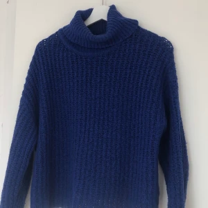 Stickad tröja  - Mörkblå stickad polotröja i storlek S från ginatricot