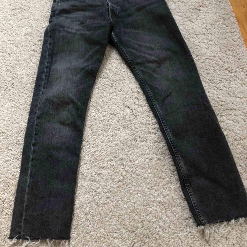 Ett par gråa jeans från ZARA i storlek 36💕💕. Jeans & Byxor.