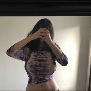  - Batik tröja från Kappahl, lite smått genomskinligt material🤩 köpt på Plick men aldrig använd av mig! 