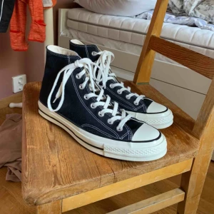  - HELT OANVÄNDA CONVERSE. Köpte fel storlek 💔 nypris 899. Frakt tillkommer  Sök på converse chuck Taylor 70 - hi för mer info!
