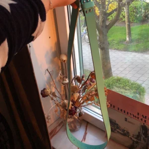 Mintaktigt skärp - Säljer mitt mintaktiga turkosa skärp. Det är ganska långt men det ser fett coolt ut när det hänger ned, men går också att bara att ha den som vanligt. Köpt i syfte med en musikal ej använd efter det. Så väldigt fint skick! Köpt för 200 kr fraktar (63kr)