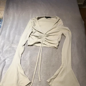 Tröja - En jättefin beige tröja som har bara testad för passade tyvärr inte i stoleken. Man kan ändra längden med snörena