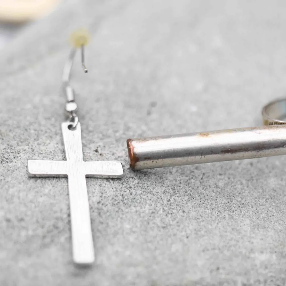 ⚫️  ett ÖRHÄNGEN, frakt tillkommer på 11kr 🤍  #kors #jesus #korset  #örhängen #earings #silver #secondhand #humana . Accessoarer.