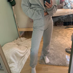 Grå Pretty little thing mjukisbyxor  - Populära Pretty little thing gråa mjukisbyxor. Jag vill ha mer oversixed mjukisbyxor så dessa blev lite för små, annars var de perfekta, speciellt i midjan! Aldrig använda 