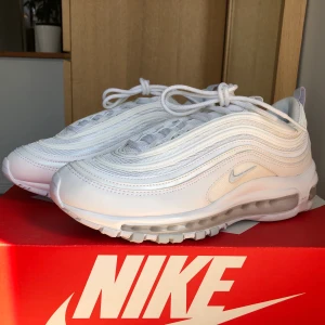 Nike air Max 97 - White Nike air Max 97. Mycket bra skick! Säljs pga att de är lite för små för mig i storleken.