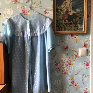 Söt vintage nattlinnes kofta - En super söt nattlinnes kofta från 60/70-talet!✨🌼.              I mycket bra skick! Frakt 50kr