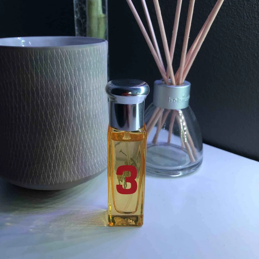 Ralph Lauren parfym nummer 3, perfekt att ha i handväskan, räcker längre än vad man tror. Köparen står för frakten❤️. Accessoarer.