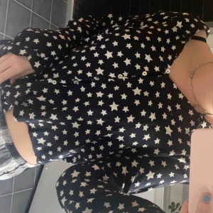 - Säljer denna skit snygga stjärniga skjortan från zara som jag köpte förra året, den är i storlek XS ❣️❣️ säljer eftersom jag inte använder den längre!