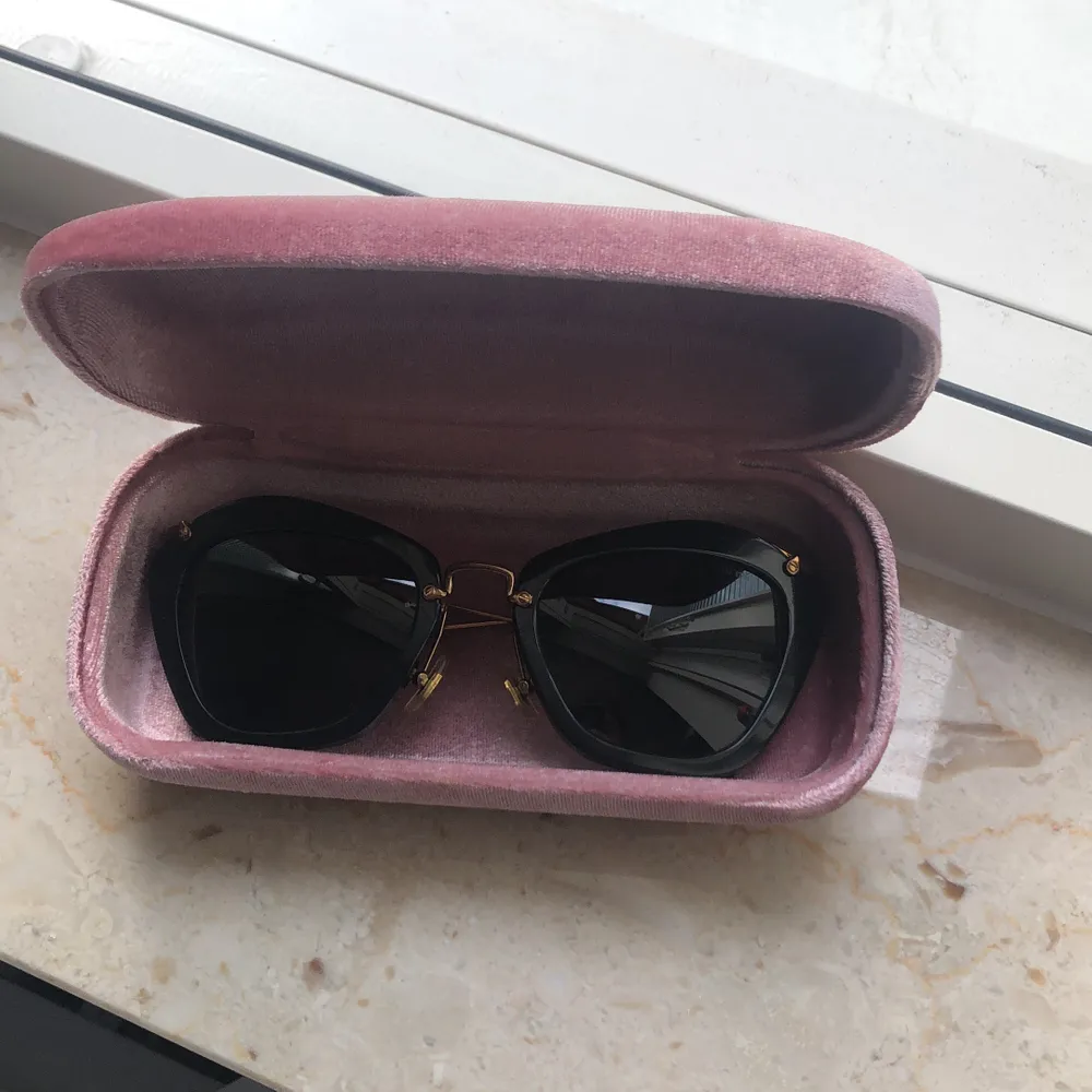 Svarta Katrina solglasögon med ett rosa siden fodral . Accessoarer.