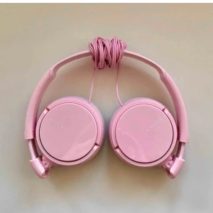 Rosa hörlurar - Säljer de här sjukt fina hörlurarna i babyrosa färg! Köpte dom av en annan här på plick och det är hennes bilder men säljer då jag kände att jag inte behövde dom!💕 frakten blir 66kr💗