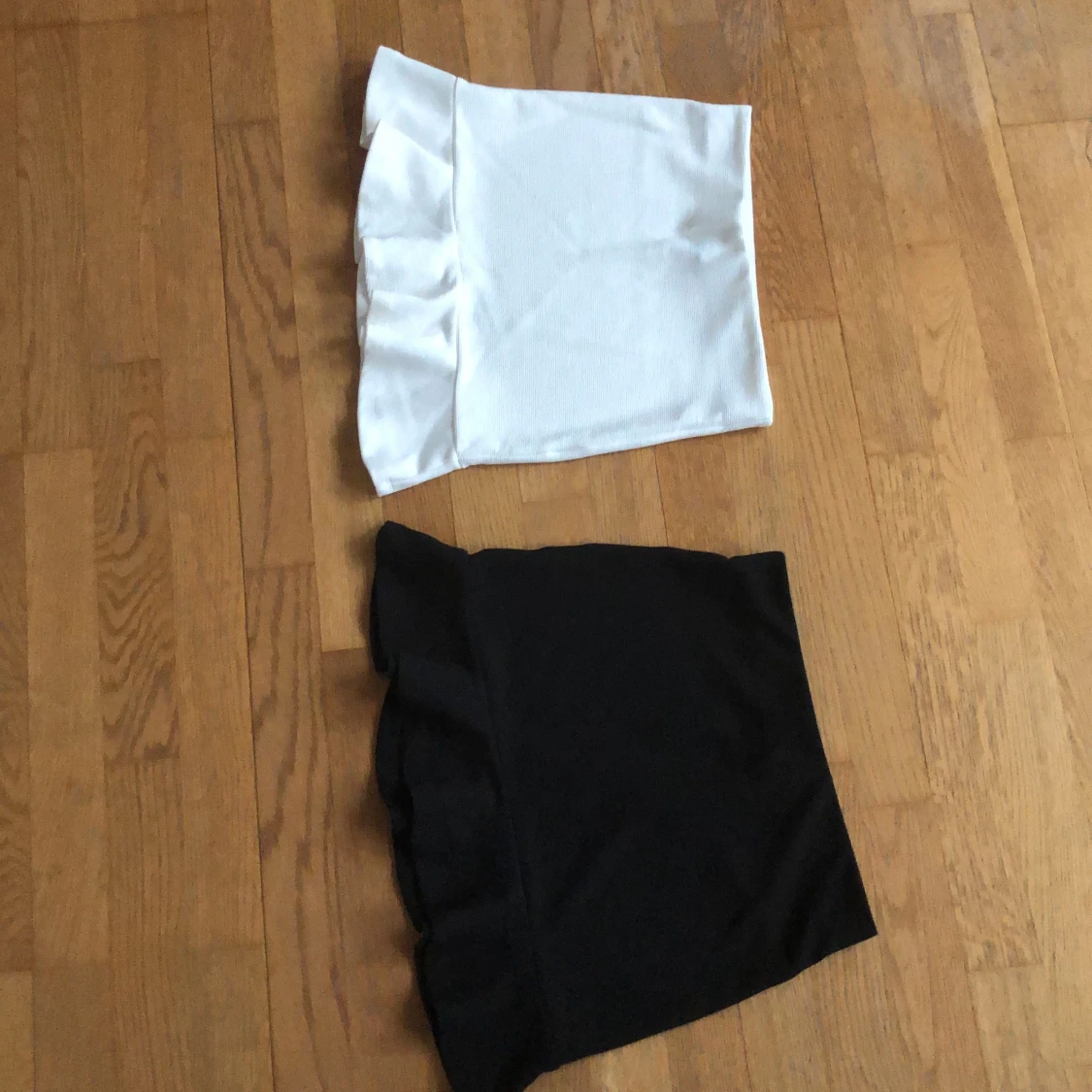 Volang kjol vit och svart