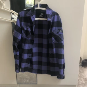 Lila jacka från Dickies - Säljer denna jacka som passar vilket kön som helst. Så gott som oanvänd.