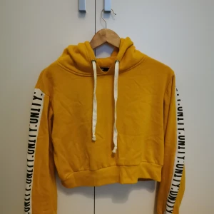 Kort hoodie från BikBok, S - Säljer eftersom den bara hänger i garderoben. Några år gammal men i fint skick utan fläckar✨ Kan vara flexibel med pris. Frakt tillkommer. 