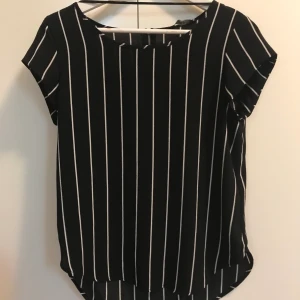 Blus som t-shirt. Oanvänd. XS - Oanvänd blus. 