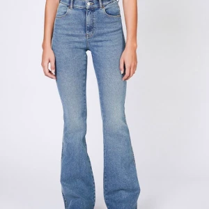 Dr. Denim bootcut - Säljer dessa populära bootcut jeans från Dr. denim, då dom inte kommit till användning. I väldigt bra och nytt skick. Skriv privat om ni vill ha flera bilder, köparen står för hälften av frakten!! 💞