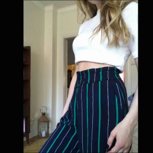  - Jättefina randiga croppade byxor från Ginatricot som tyvärr har blivit för små för mig. Kan mötas upp i Stockholm eller frakta!