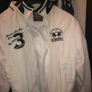  - Säljer en La Martina polo vindjacka, den är i bra skick inga fläckar eller liknande, storlek medium men skulle nog passat en liten large också