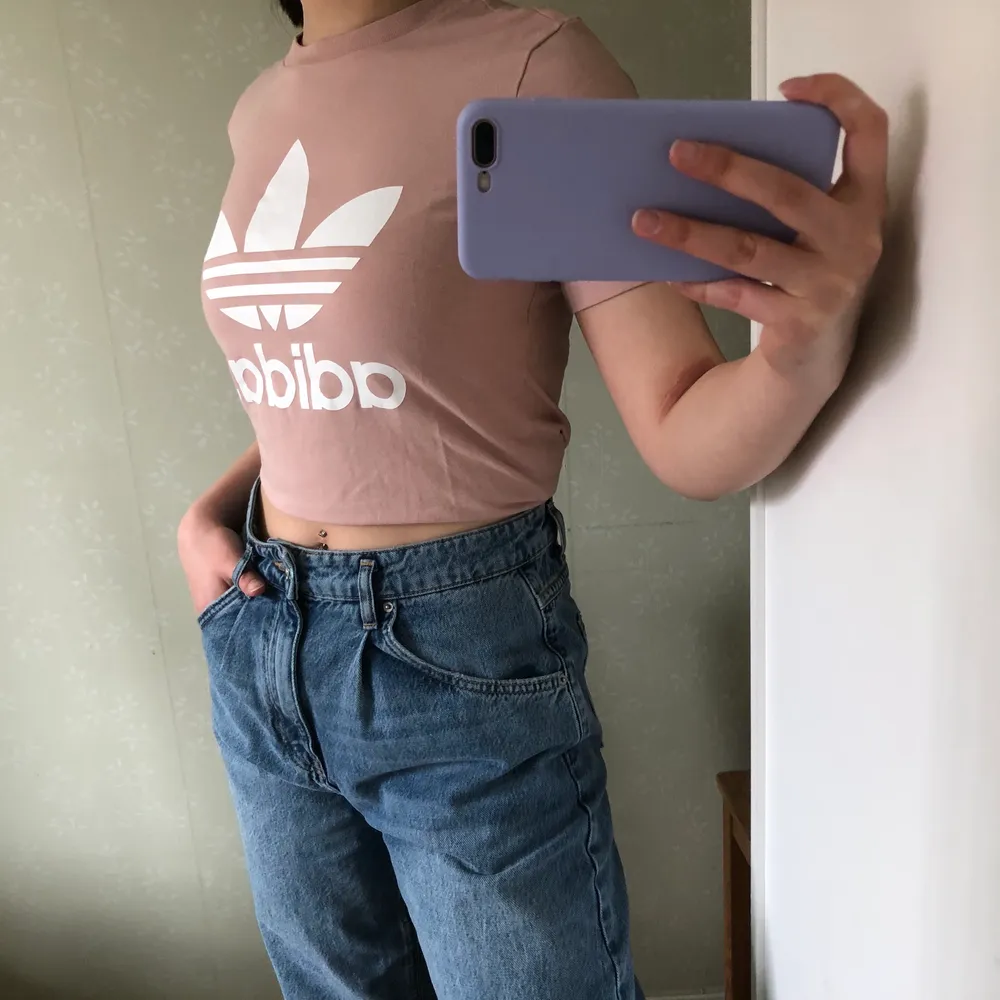 En T-shirt i nude färg från Adidas med ett stort fet märke. Passar S/XS. Helt oanvänd men tyvärr ingen prislapp kvar:/ . T-shirts.