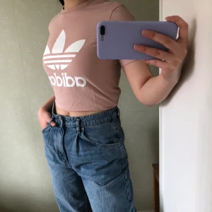 Adidas T-shirt strl XS - En T-shirt i nude färg från Adidas med ett stort fet märke. Passar S/XS. Helt oanvänd men tyvärr ingen prislapp kvar:/ 