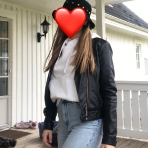Snygg skinnjacka - As snygg lite kortare skinnjacka med gulddetaljer! Nixe med hoodie under! Finns en liten slitning på ett ställe! Från Sandströms och nypris runt 1000 kr! Skicka frågor och bud privat! fraktkostnad är 79kr 🦋 budgivning börjar på 200+ frakt 🦋