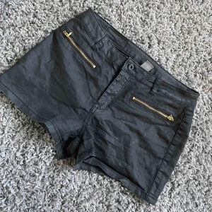  - Skinn shorts med dragkedja🖤 super snygga men tyvärr för små för mig 