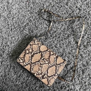  - ormskinn väska  köparen står för frakten 